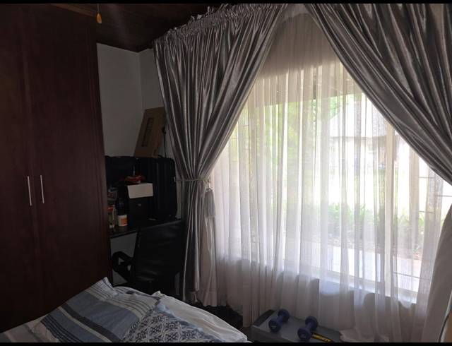 5 BEDROOM HOUSE FOR SALE IN FLORA PARK